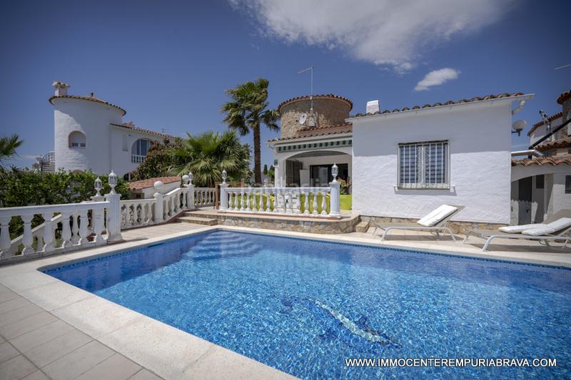Foto b7d784cb-978f-46d7-b74d-12d05f80bcec. Chalet encantadora casa con piscina y amarre de 24 metros en Empuriabrava