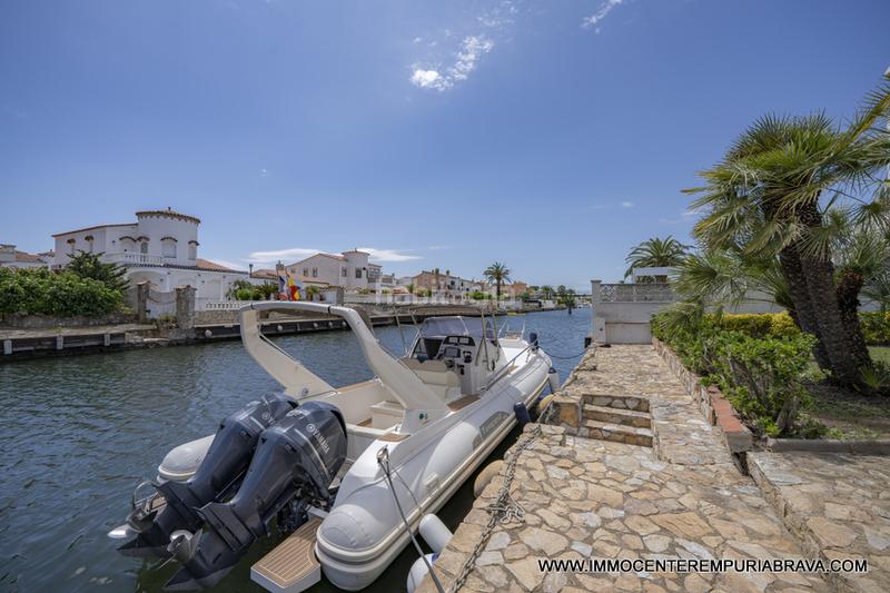 Foto edd93a9b-9593-47a6-8655-e2b7562a529d. Chalet encantadora casa con piscina y amarre de 24 metros en Empuriabrava