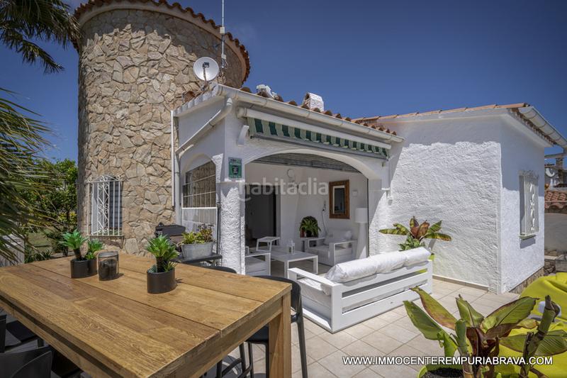 Foto efa806dd-a019-4664-8299-6a5c25416429. Chalet encantadora casa con piscina y amarre de 24 metros en Empuriabrava