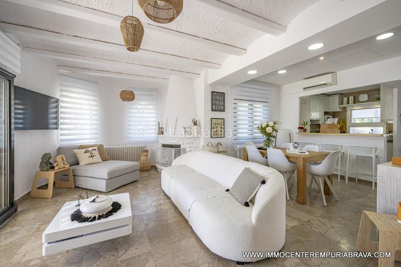 Foto f3e708e6-24e5-4d41-b14e-424c0db1d158. Chalet encantadora casa con piscina y amarre de 24 metros en Empuriabrava