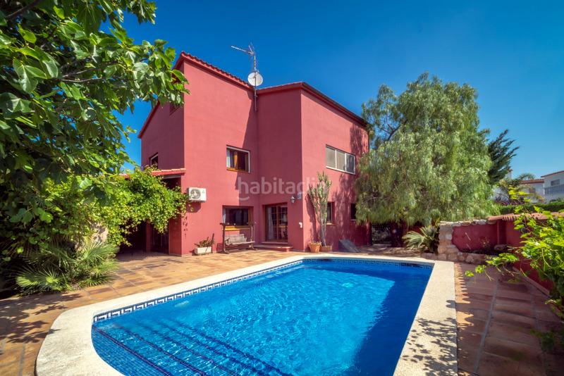 Foto 3330e909-4650-4112-ac24-bdc4a223405f. Chalet mit heizung parking pool in Carmençó Empuriabrava