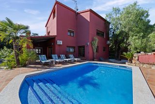 Chalet in Carmençó. Magnífica villa de lujo con gran jardín y piscina cerca de la pl