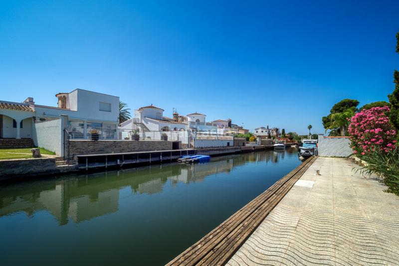 Foto 1bbff5f8-40a4-4230-ac99-a42944bf65e4. Chalet villa en el canal con amarre de 28 metros cerca del centro en Empuriabrava