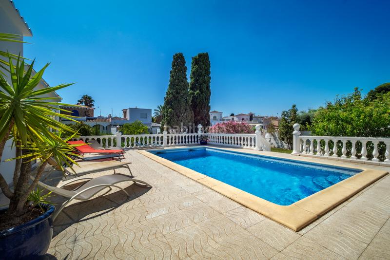 Foto 460f2907-7fea-474e-a9dd-60d70a25f3a7. Chalet villa en el canal con amarre de 28 metros cerca del centro en Empuriabrava