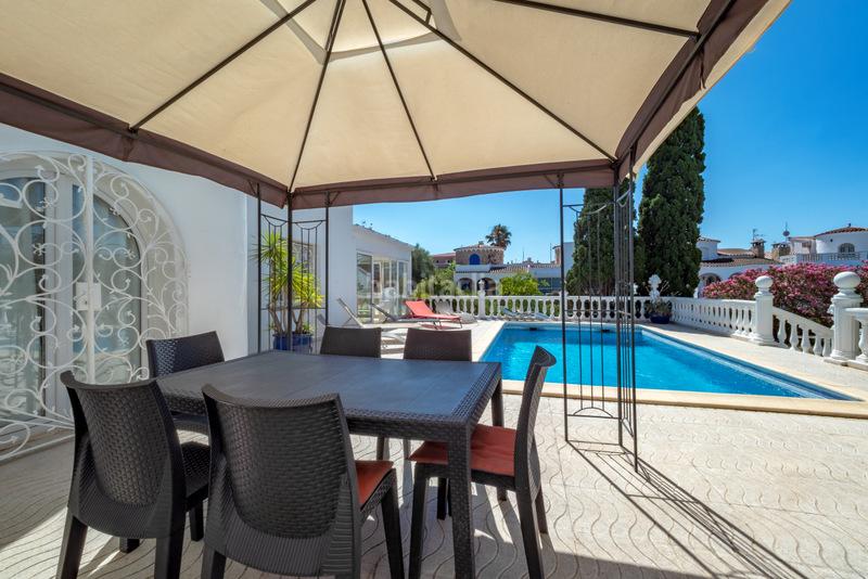 Foto 5b995a46-b4ce-4850-8f60-36be96008e56. Chalet villa en el canal con amarre de 28 metros cerca del centro en Empuriabrava