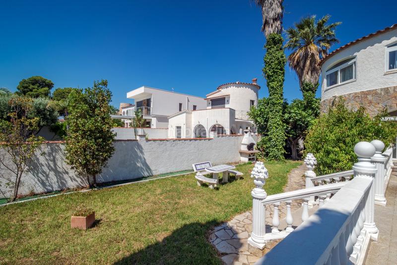 Foto bd2412fe-8e61-4eed-be18-7c3f8309d6c7. Chalet villa en el canal con amarre de 28 metros cerca del centro en Empuriabrava