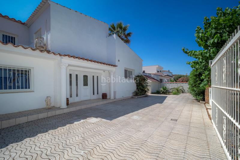 Foto d49e1537-a983-4674-8315-374ca477a919. Chalet villa en el canal con amarre de 28 metros cerca del centro en Empuriabrava