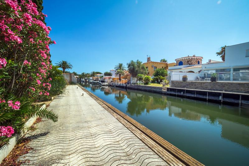 Foto fcfacdf2-6cb0-4b06-a677-4aad62964470. Chalet villa en el canal con amarre de 28 metros cerca del centro en Empuriabrava