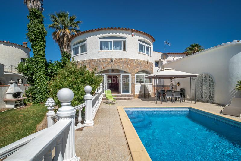 Foto fde1c657-c269-4e90-b7b7-bbc3234888db. Chalet villa en el canal con amarre de 28 metros cerca del centro en Empuriabrava