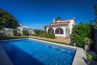 Chalet in Peni. Impresionante villa de cinco dormitorios ubicada en una zona tra
