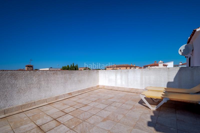 Foto 187a1a0b-c993-4e25-8181-f4422cdbd8a8. Chalet villa de tres dormitorios con piscina en una zona tranquila en Empuriabrava