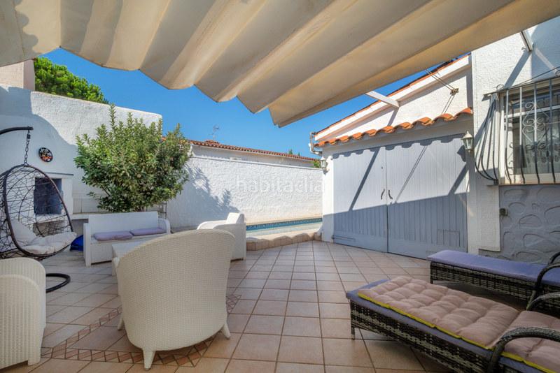 Foto 774b3b74-47c1-40ae-bb80-a47a58670a7f. Chalet villa de tres dormitorios con piscina en una zona tranquila en Empuriabrava