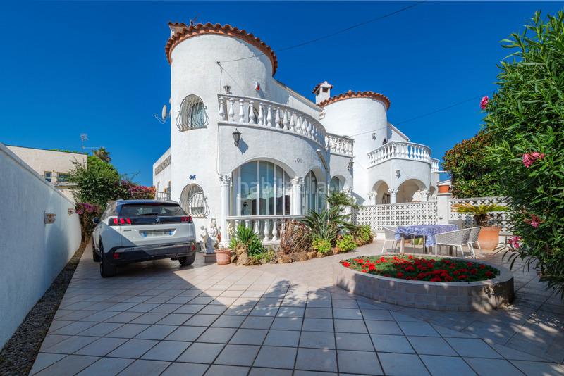 Foto 89aff3e9-3f5a-4829-bce4-9bec02a3988d. Chalet villa de tres dormitorios con piscina en una zona tranquila en Empuriabrava