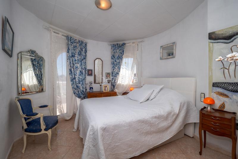 Foto bd28f146-53e8-4198-a45a-eaac387c1c0b. Chalet villa de tres dormitorios con piscina en una zona tranquila en Empuriabrava