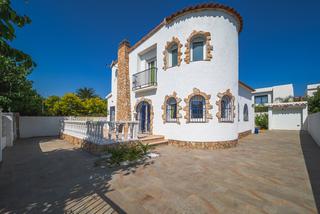 Chalet in Carmençó. Bonita casa idealmente ubicada cerca del centro de la ciudad y d