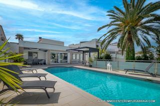 Chalet à Cap Ras - Creus - Falconera. Magnífica villa de una sola planta con amarre de 14 metros
