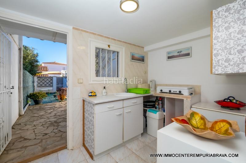 Foto bd16f09d-e001-49e7-9489-66c4729f5b63. Xalet amb calefacció aparcament a Sant Maurici Empuriabrava