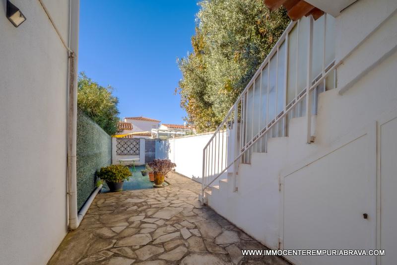 Foto c9e9889c-61aa-4dbb-a4ed-1e6b654c494a. Xalet amb calefacció aparcament a Sant Maurici Empuriabrava