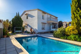 Chalet in Moxó - Sant Mori. Casa magnífica situada en una zona tranquila