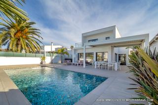 Chalet in Cap Ras - Creus - Falconera. Villa magnífica con fondeo de 12,50 metros cerca del centro