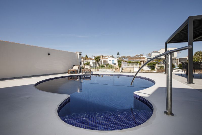 Foto caffca65-4138-466c-9283-7a6cfad01e83. Xalet amb calefacció piscina a Alberes Empuriabrava