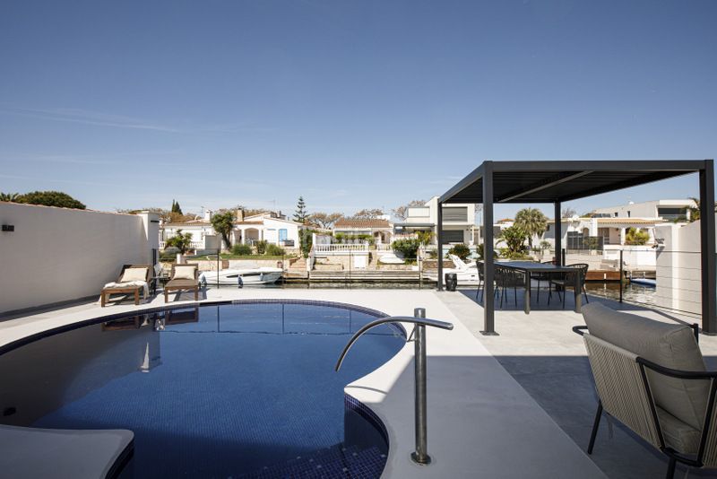Foto ee85d90b-f276-456a-8004-fdbe289d0fcc. Xalet amb calefacció piscina a Alberes Empuriabrava