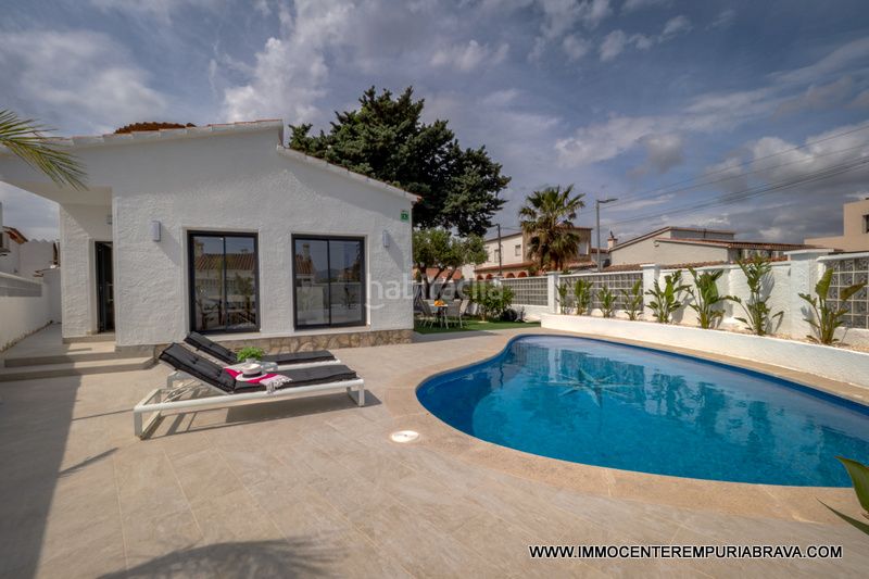 Foto 14f6c970-9c76-4087-94ee-fb716aa36d56. Xalet amb calefacció aparcament piscina a Alberes Empuriabrava