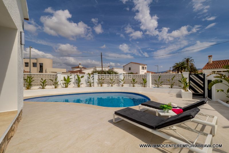 Foto c2a7d9e7-80dd-4912-8b9f-b94ceaf02ce1. Xalet amb calefacció aparcament piscina a Alberes Empuriabrava