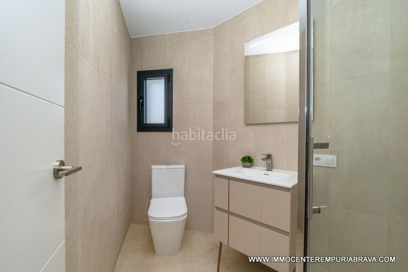 Foto ccf8e658-0910-4a32-adde-9dd7d1b99ac7. Xalet amb calefacció aparcament piscina a Alberes Empuriabrava