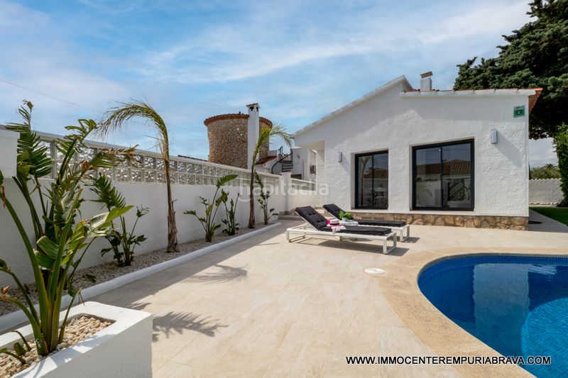 Foto e0da668b-a9bf-4bc2-8a6c-de5c8960964b. Xalet amb calefacció aparcament piscina a Alberes Empuriabrava