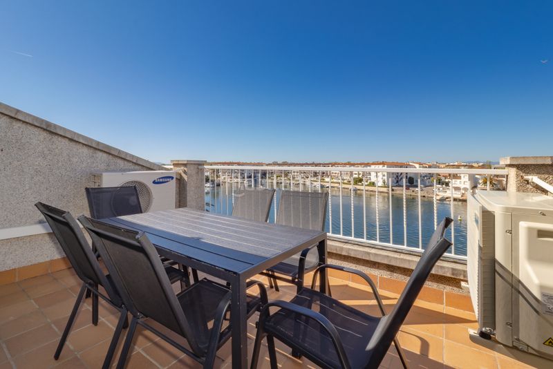 Foto 1b5a443d-5d1f-402e-9023-193e565c8c28. Àtic amb calefacció aparcament piscina a Sant Maurici Empuriabrava