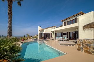 Chalet en Palau-saverdera. Villa renovada con piscina climatizada en mas isaac