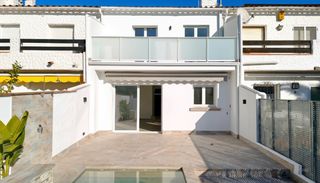 Chalet à Muga - Gran Reserva - Badia. Novedades en empuriabrava piscina, cascada y cero estrés en la z