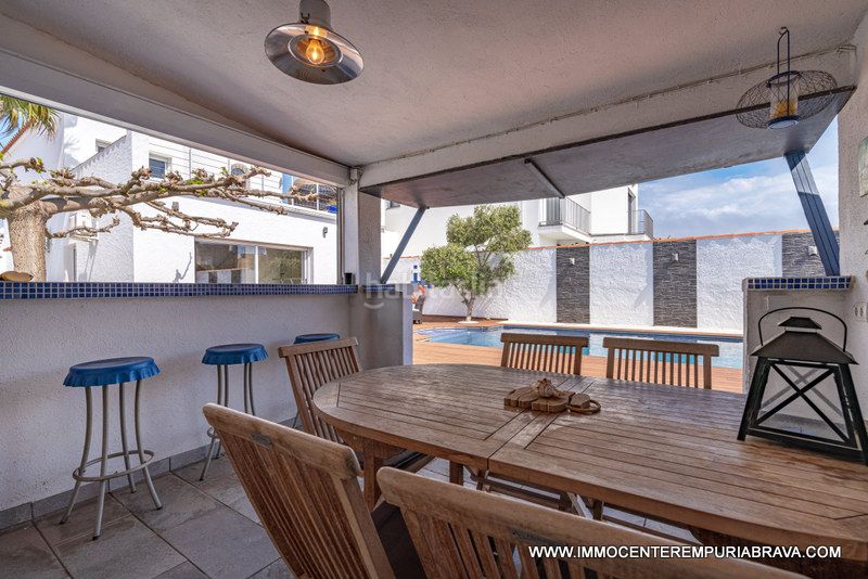 Foto 044b4099-8241-4887-b011-6c9095da9e6e. Xalet amb aparcament a Cap Ras - Creus - Falconera Empuriabrava