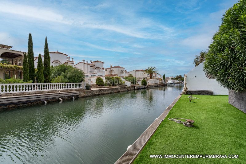 Foto d64b62f1-965d-4c32-ba72-d0cc77f0bb81. Xalet amb aparcament a Cap Ras - Creus - Falconera Empuriabrava