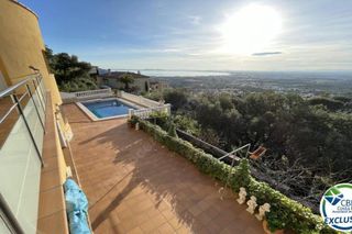 Chalet à Nord. Villa en mas fumats con vistas al mar y piscina