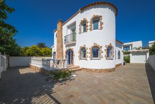 Pis a Carmençó. Bonita casa idealmente ubicada cerca del centro de la ciudad y d