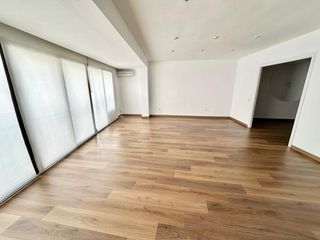 Location Appartement  Calle cirilo amoros. Se alquila piso en cirilo amorós