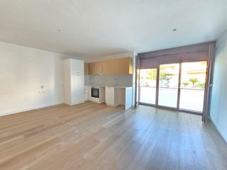 Loft  Calle del garví. Loft a estrenar en entreplanta con barandilla de cristal  balcon