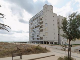 Flat in Calle de estribor 3. Piso con vistas al mar y acceso privado a la playa con plaza de