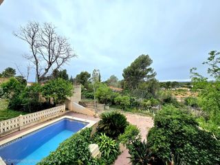 Chalet  Urbanizacion els puntals. Chalet independiente con gran parcela, piscina y zona deportiva