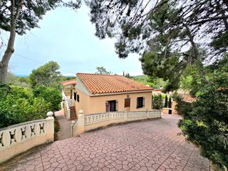 Chalet  Urbanizacion els puntals. Chalet independiente con gran parcela, piscina y zona deportiva