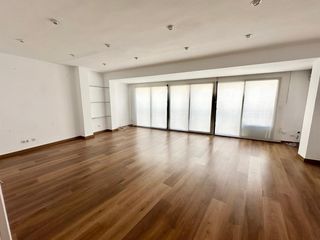 Rent Flat  Calle cirilo amoros. Se alquila piso en cirilo amorós