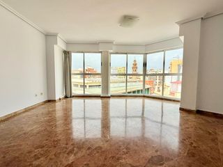 Lloguer Pis  Calle pedro iii el grande. Amplia vivienda de 4 habitaciones con garaje junto al mercado de