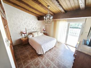 Chalet in Villafranqueza. Fantástico chalet de tres plantas, cuato dormitorios y piscina e
