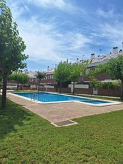 Miete Reihenhaus in El Puntal. Se alquila dúplex en los rectores con piscina comunitaria para e