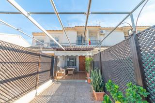 Semi detached house en Santiago de La Ribera. Chalet adosado con terraza y piscina comunitaria