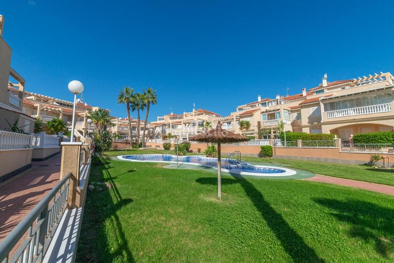 Foto 0af917c4-9710-4736-b831-cdbf4d46a443. Casa aparellada amb piscina a Zeniamar - Horizonte - La Campana Orihuela