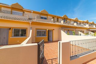 Casa adossada  Calle calle alcorc�n. Vivienda en residencial con piscina con tres dormitorios, plaza