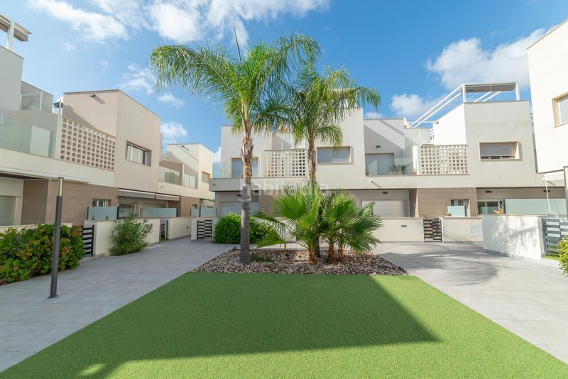 Foto f27b9e6a-198f-44e7-bd5d-56df3cefb080. Casa adossada amb aparcament piscina a Santiago de La Ribera San Javier